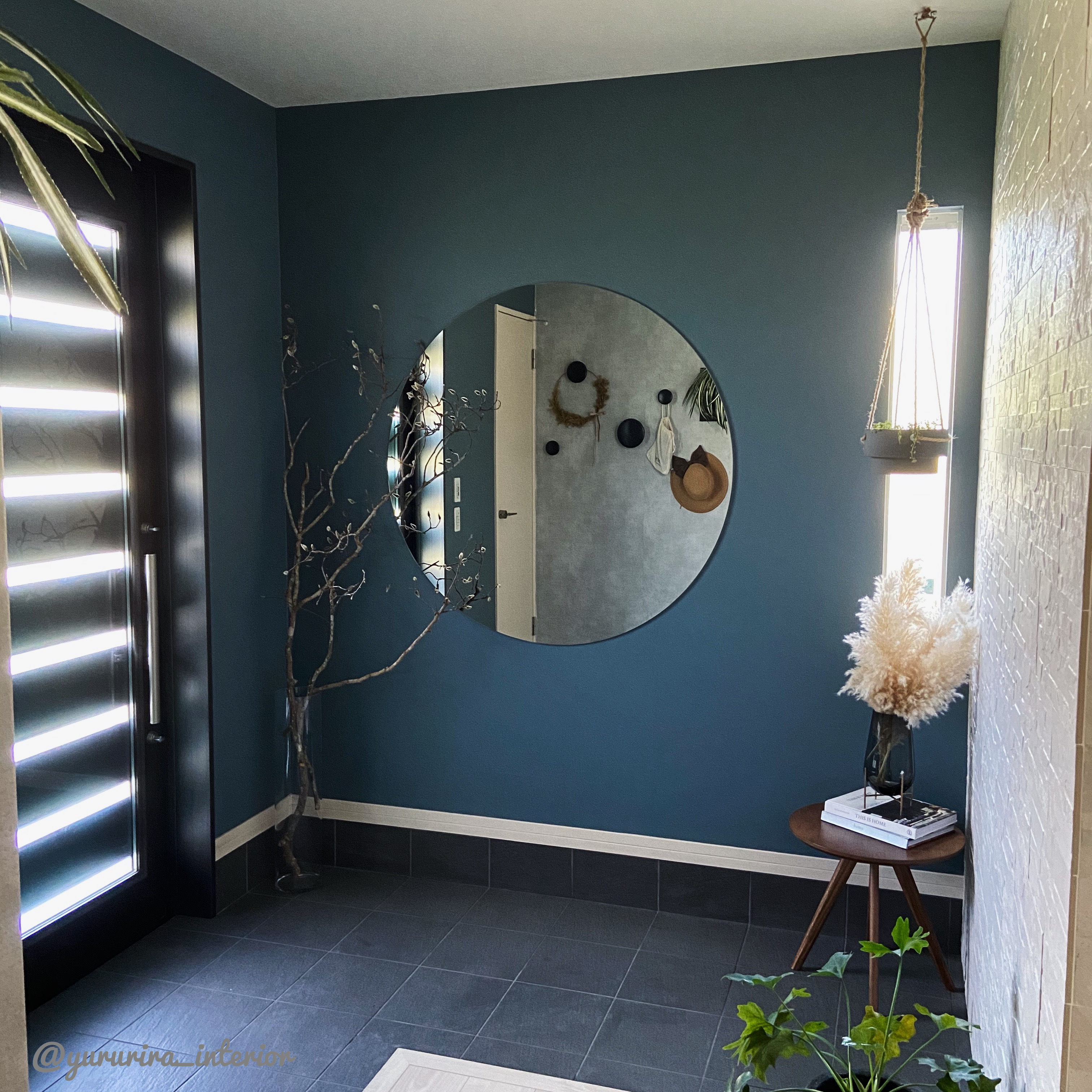 新しくなった玄関！ブルーグレー壁紙と大きな鏡を貼りました