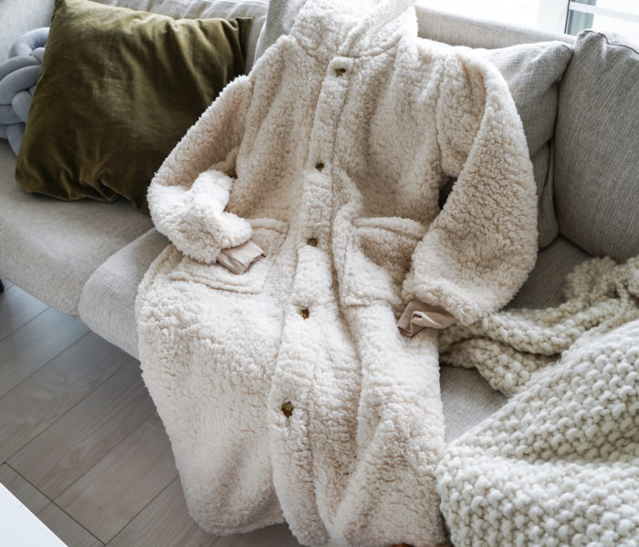 おうち時間をもっと心地よく♪【e-room】のモコモコ”着る毛布”