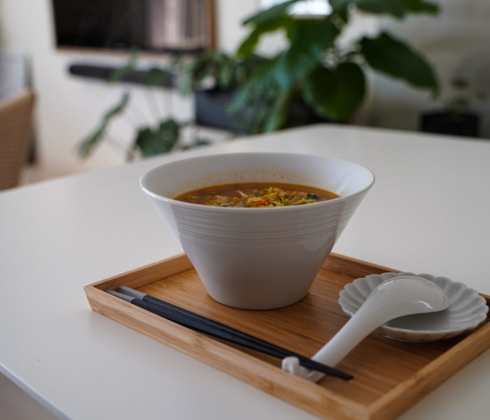 モダンなラーメン鉢とインスタント麺を健康的にするモノ