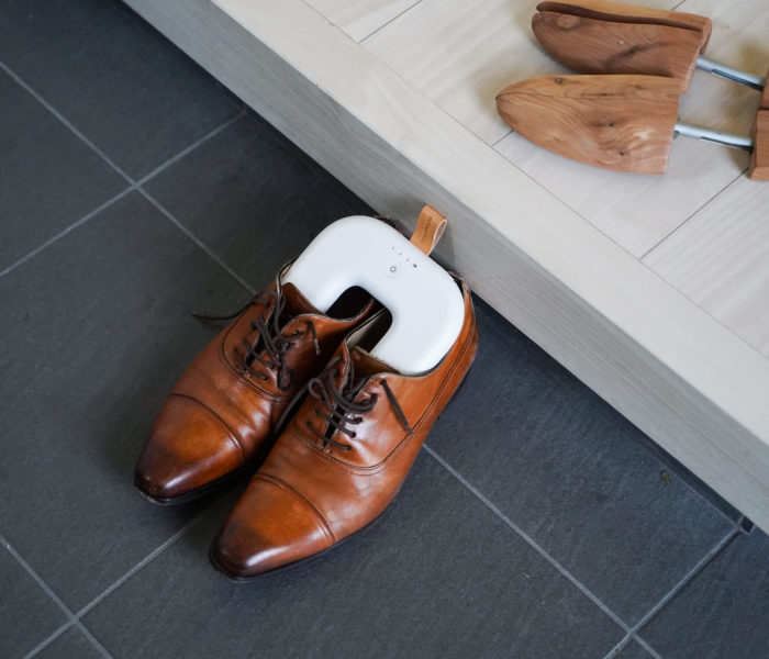 一家に一台！スタイリッシュなデザインの「靴の除菌乾燥機」